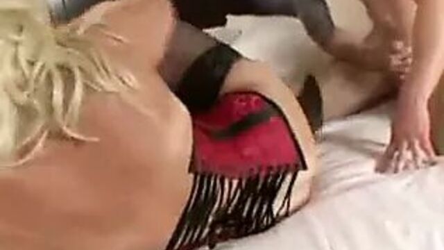 Hot Huge-Titted Mature Cougar Kayla Kleevage